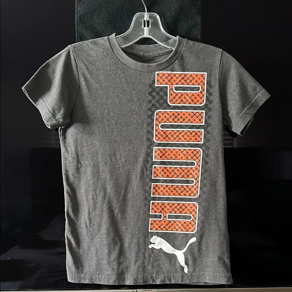 🛍️5️⃣ / 💲2️⃣5️⃣🛍️ - Puma Gray and Orange Graphic T-Shirt